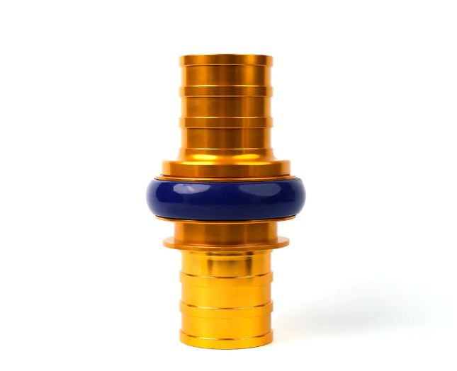 Como o acoplamento da mangueira de incêndio deve ser conectado?